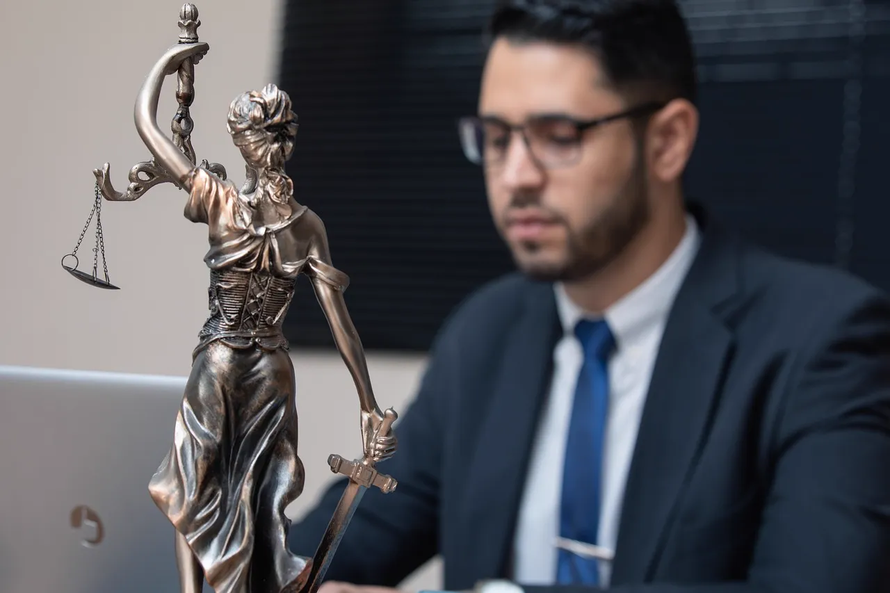 Escritorio de abogado con la balanza de la justicia